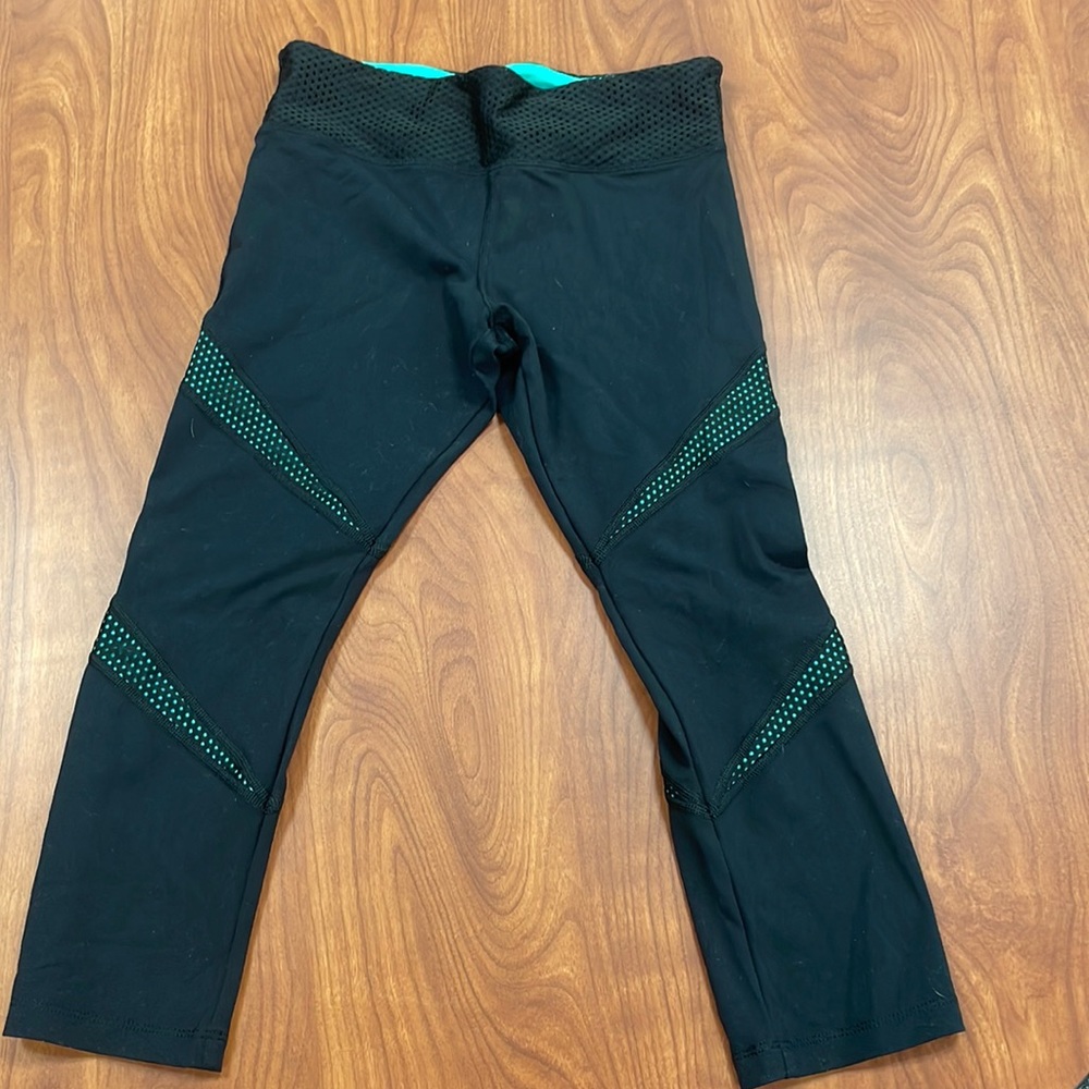 Black Lorna Jane crops